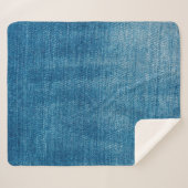 ブルーデニムのジーンズの生地が閉じる。ブルーデニムジャン シェルパブランケット (正面(横))