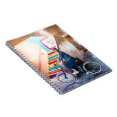 ブルーデニムジャケットとパンツを着た女性 ノートブック (右側)