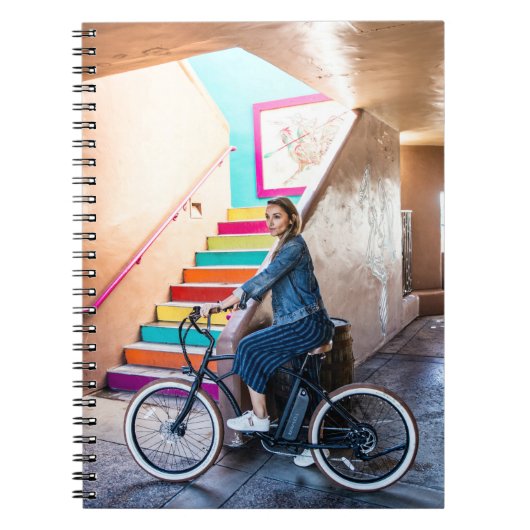 ブルーデニムジャケットとパンツを着た女性 ノートブック (正面)