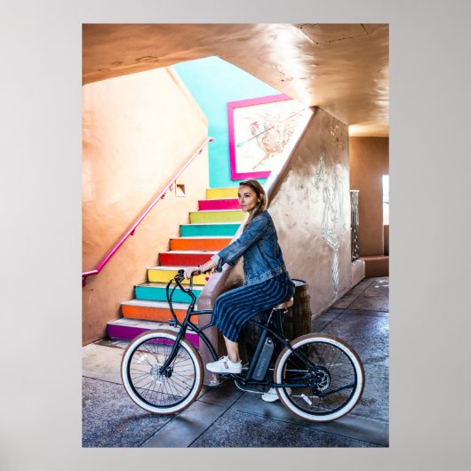 ブルーデニムジャケットとパンツを着た女性 ポスター (正面)