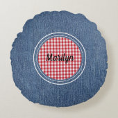 ブルーデニムプリント、赤と白の格子縞アクセント ラウンドクッション (正面)