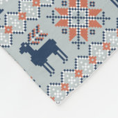 ブルーナイテッドのクリスマスセーターのトナカイ模様 フリースブランケット (角)