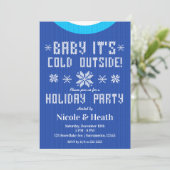 ブルーニットセーター クリスマスパーティーの必需品 Baby It's Cold Outside 招待状 (スタンド正面)