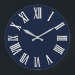 ブルーネイビーノーティグレーメタリックシルバーローマ数字 ラージ壁時計<br><div class="desc">ユニークおよび装飾ホームデコミニマルーの実際のファッション傾向に対応します。
手の形と色を変更できます。
フローレンスKデザイン</div>