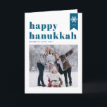 ブルーハッピーハヌカータイポグラフィスノーフレーク写真 シーズンカード<br><div class="desc">ハッピーハヌカー！ | このカスタマイズ可能なHanukkahフォトカードで休日の願いを送信する。ブルーのレトロはっきりしたタイポグラフィ、シンプルスノーフレークのアクセントとフェスティバル。名前、年、写真を追加してパーソナライズ。このフェスティバル写真ハッピーハヌカーのカードはさまざまな色とカードストックで利用できる。</div>