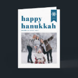 ブルーハッピーハヌカータイポグラフィスノーフレーク写真 シーズンカード<br><div class="desc">ハッピーハヌカー！ | このカスタマイズ可能なHanukkahフォトカードで休日の願いを送信する。ブルーのレトロはっきりしたタイポグラフィ、シンプルスノーフレークのアクセントとフェスティバル。名前、年、写真を追加してパーソナライズ。このフェスティバル写真ハッピーハヌカーのカードはさまざまな色とカードストックで利用できる。</div>