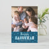ブルーハッピーハヌカー写真モダンおもしろいタイポグラフィ シーズンカード (スタンド正面)