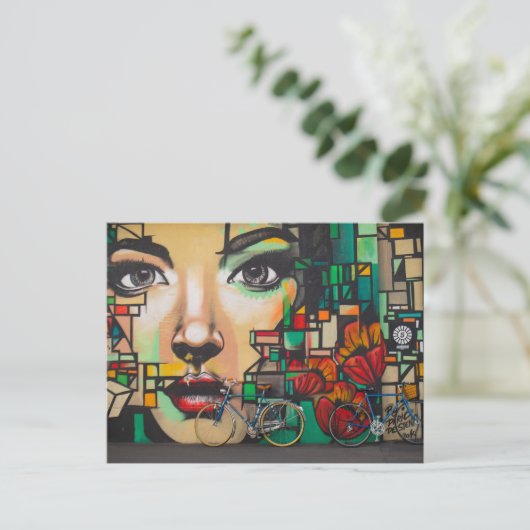 ブルーバイクを見る女性（スイス）はがき ポストカード (スタンド正面)