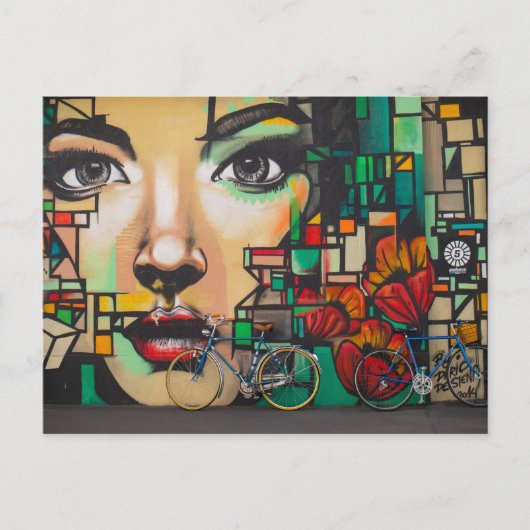 ブルーバイクを見る女性（スイス）はがき ポストカード (正面)