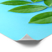 ブルーバックグラウン離れドボタニックのミニマルな緑の植物 ポスター (角)