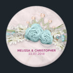 ブルーバラとクラウンフローラブーケ結婚ス マグネット<br><div class="desc">スペリ結婚グやバラ、バウブルに囲まれた青いボールの写真でデザインされた葉のマグンファンシー。バウブルもクラウンの形型枠。白い花と青かわいらしい弓と白いリボンもレースのようバラを囲む。ほこりっぽいピンクの大理石の背景に設定。</div>