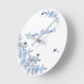 ブルーバラトンフライ少年ベイビーシャワーギフト ラウンド壁時計 (傾斜)