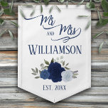 ブルーバラ素朴ボホシックMr.ミセス結婚ズ ペナント<br><div class="desc">このペナントフラグは美スタイリッシュしく、おもしろいだ。新婚に向け祝て設計されエレガントたホッとシックなデザインを備え絵を描て、埃の多い青と海とアイジゴの色合いの手水色のバラのクラスタを持つ。文字読：夫婦の名字と今年のかわいい「定評のある」スポットを持つミセスさん結婚。結婚式のレセプションのための装飾として、または新しいカップルのための贈り物として素晴らしい。</div>