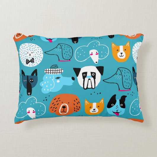 ブルーバーの上におもしろい犬を置いた、かわいいシームレスな模様 アクセントクッション (正面)