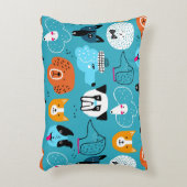 ブルーバーの上におもしろい犬を置いた、かわいいシームレスな模様 アクセントクッション (正面(垂直))