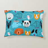 ブルーバーの上におもしろい犬を置いた、かわいいシームレスな模様 アクセントクッション (裏面)