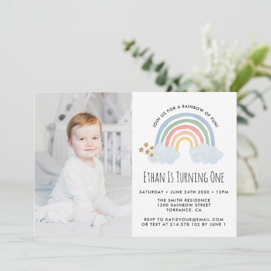 ブルーパステルレインボーオブおもしろい1日目の誕生日写真 招待状 (スタンド正面)