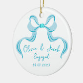 ブルーパーソナライズされたコケット弓婚約した セラミックオーナメント (左)