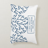 ブルーパーソナライズされたコーラルパターン – ビーチハウス アクセントクッション (裏面(縦))