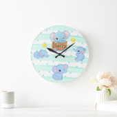 ブルーパーソナライズされたピンクベビーゾウ子供部屋キッズ ラージ壁時計 (ホーム)