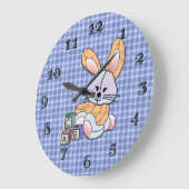 ブルーパーソナライズされたプレイド子供部屋アート – バニー ラージ壁時計 (傾斜)