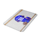 ブルーパーソナライズされたホワイトレッドフットボールジャージー バスマット (アングル)