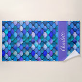 ブルーパープルマーメイドスケールパターンモノグラム名 ビーチタオル (正面)