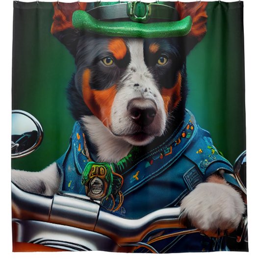 ブルーヒーラー犬が自転車を運転する聖パトリックの日 シャワーカーテン (正面)