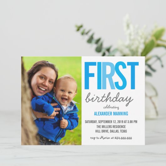 ブルーファースト誕生日タイポグラフィ水玉模様写真 招待状 (スタンド正面)