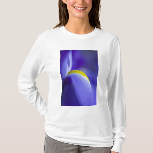 ブルーフラッグアイリスのクローズアップ詳細 Tシャツ (正面)