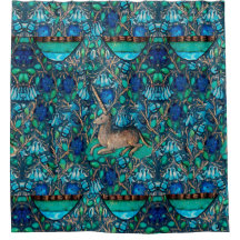 ブルーフラワーアクアブルーグリーンフローラの中のユニコーン