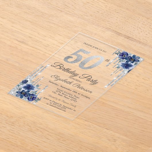ブルーフラワーズシルバーグリッタードリップス50誕生日 アクリル招待状 (レイダウン)