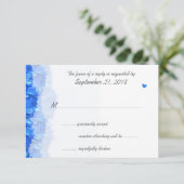 ブルーフローラゲストカウントウェディングRSVPカード 出欠カード (スタンド正面)