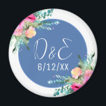 ブルーフローラピンクローズ結婚ブドパーソナライズされたズ マグネット<br><div class="desc">ピンクのパーソナライズされたフローラアクセントとブルーの中心と白いフォントを持つカップルのイニシャルとかわいらしのリマインダーのマグ結婚ネット。エレガントフローラ結婚テーマ</div>