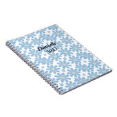 ブルーフローラルパターン – ノパーソナライズされたートブック ノートブック (右側)