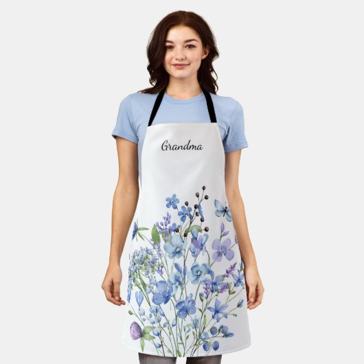 ブルーフローラ水色おばあちゃんの名前 エプロン (着用した状態)