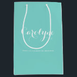 ブルーブパーソナライズされたライデスメイドブライダルシャワー ミディアムペーパーバッグ<br><div class="desc">与え感謝していは、このカスタマイズ可能な抱き枕を使用して、あなたのbridesmaid、花の女の子、メイド・オブ・オーナー(花嫁付き添い人)などのブライダルパーティ。白い書道で青い背景色をモダン使う。</div>