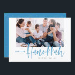 ブルーブラシカリグラフィー ハヌカの最も幸せな写真<br><div class="desc">最も幸せなハヌカ！ この手書きのハッピー ハヌカ フラット カードで、愛する人への休日の挨拶を送りましょう。 青いブラシのモダンなカリグラフィーとそれに合った繊細な雪の模様が特徴です。 写真、名前、日付、メッセージを追加してパーソナライズ。 このお祭りブルーカリグラフィーのホリデーカードは、他の色や商品でもご利用いただけます。</div>