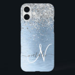 ブルーブラシ仕上げメタルシルバーグリッターモノグラム名 iPhone 16 PLUSケース<br><div class="desc">このトレンディーのシックな電話ケースデザインは、ブルーのブラシ付きメタリックな背景に銀のグリッターを搭載しきらめくて簡単にパーソナライズすることができる。</div>