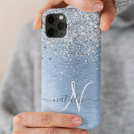 ブルーブラシ仕上げメタルシルバーグリッターモノグラム名 iPhone 15 PROケース<br><div class="desc">このトレンディーのシックな電話ケースデザインは、ブルーのブラシ付きメタリックな背景に銀のグリッターを搭載しきらめくて簡単にパーソナライズすることができる。</div>