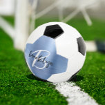 ブルーブラシ仕上げメタル白黒スクリプトモノグラム サッカーボール<br><div class="desc">グラムパーソナライズされたブルーのブラシ付きメタルの背景に白黒のスクリプモダントでモノグラムとファーストネームを付けたサッカーボール。</div>