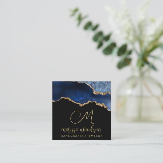 ブルーブラックアゲートゲードモノグラムのジュエリーデザイン スクエア名刺 (スタンド正面)