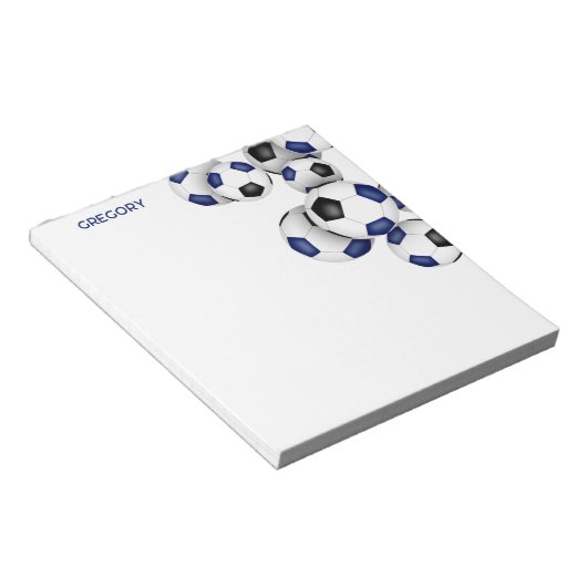 ブルーブラックサッカーボールアクセント名前をカスタムする ノートパッド (アングル)