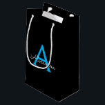 ブルーブラックスクリプトガーリー モノグラム ネーム スモールペーパーバッグ<br><div class="desc">ブラックとブルーのシンプルなスクリプト モノグラム ネーム ギフト バッグ。 このギフトバッグは、贅沢で洗練されたスタイルを愛する人への、スイート16の誕生日、結婚式、ブライダルシャワー、結婚記念日、ベビーシャワー、またはバチェロレッテパーティーの完璧な贈り物です。</div>