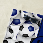 ブルーブラックチームがサッカーボールのパターンを色付けする ビーチタオル (インサイチュ)