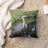 ブルーヘロンが水中を歩く クッション (ブランケット)