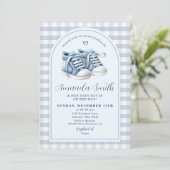 ブルーベビーシューズボーイブーティプレイドアーチベイビーシャワー 招待状 (スタンド正面)