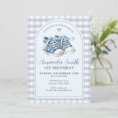 ブルーベビーシューズボーイプレイドアーチファースト誕生日 招待状 (スタンド正面)