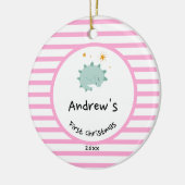 ブルーベビーディノ |初めてのクリスマスピンクストライプシック セラミックオーナメント (左)