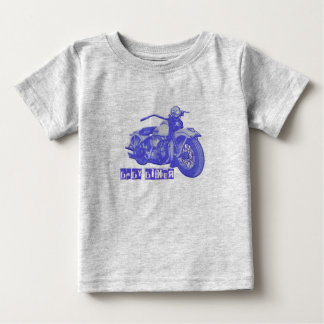 ブルーベビーバイクもしくは自転車に乗る人 ベビーTシャツ